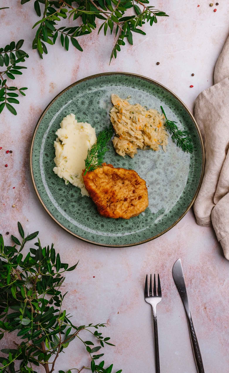 Tradycyjny kotlet schabowy, puree ziemniaczane, kapusta zasmażana z koperkiem