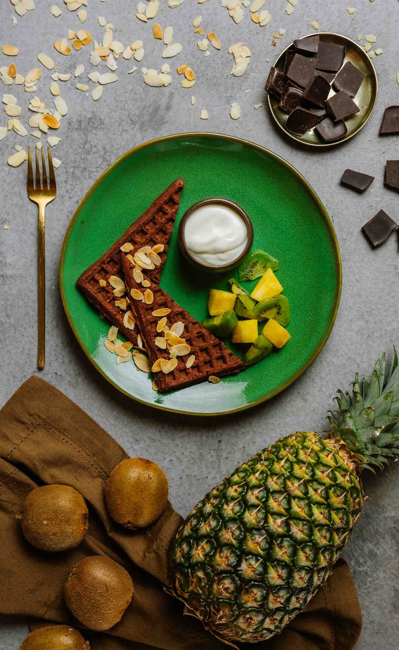 Kakaowe gofry z buraka, jogurt sojowy z syropem daktylowym, ananas, kiwi