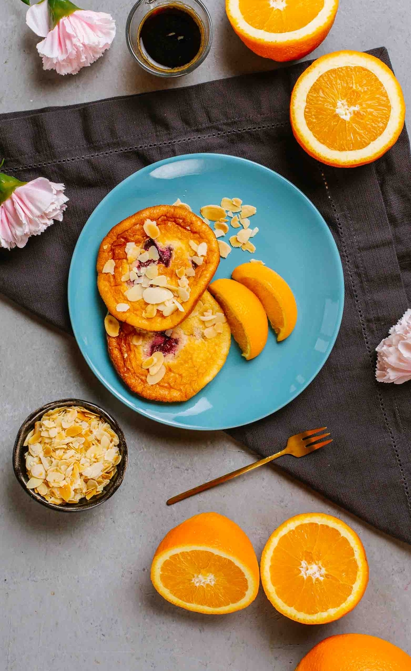 Keto serniczki z konfiturą śliwkową, cząstki pomarańczy