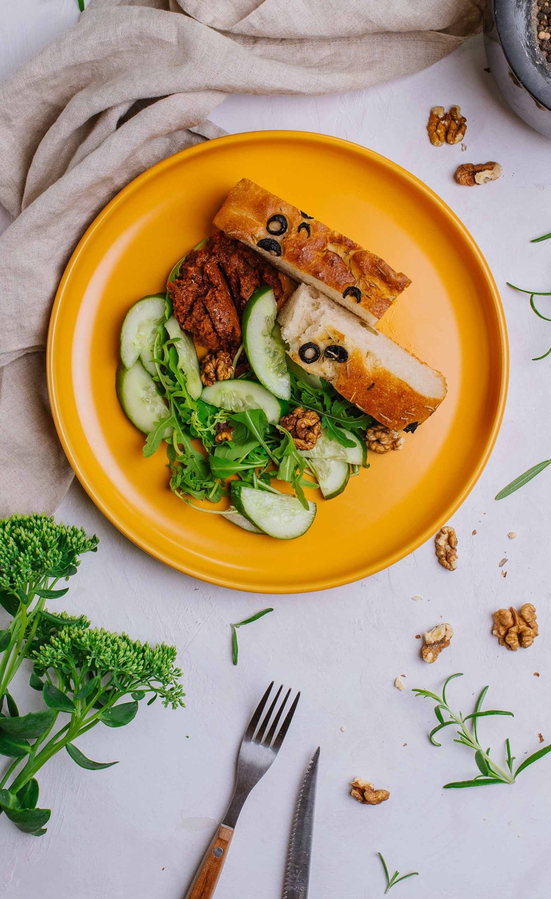 Focaccia z oliwkami, rozmarynem i grubą solą, pasta z suszonych pomidorów i kaparów, rukola z zielonym ogórkiem i orzechami włoskimi