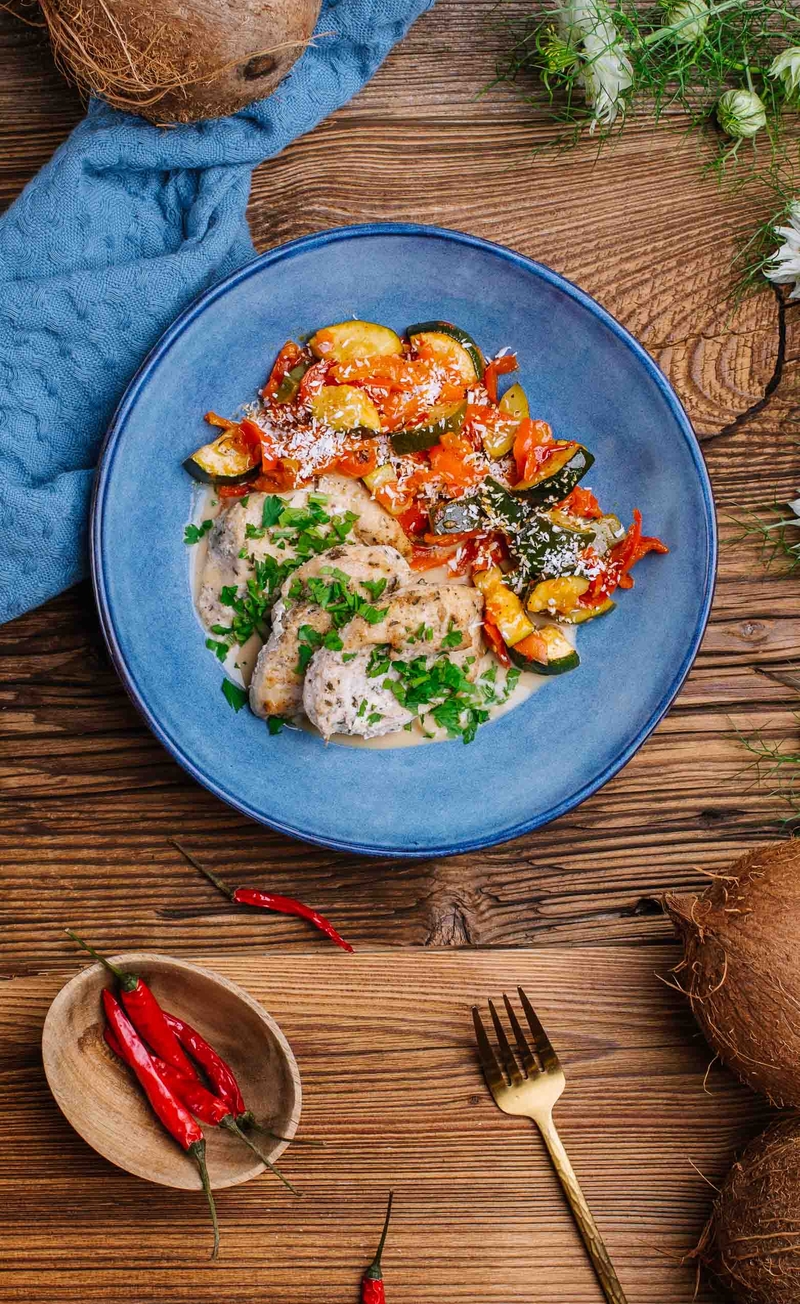 Plastry kurczaka w keto sosie orzechowym, warzywa pieczone z kokosem i chili