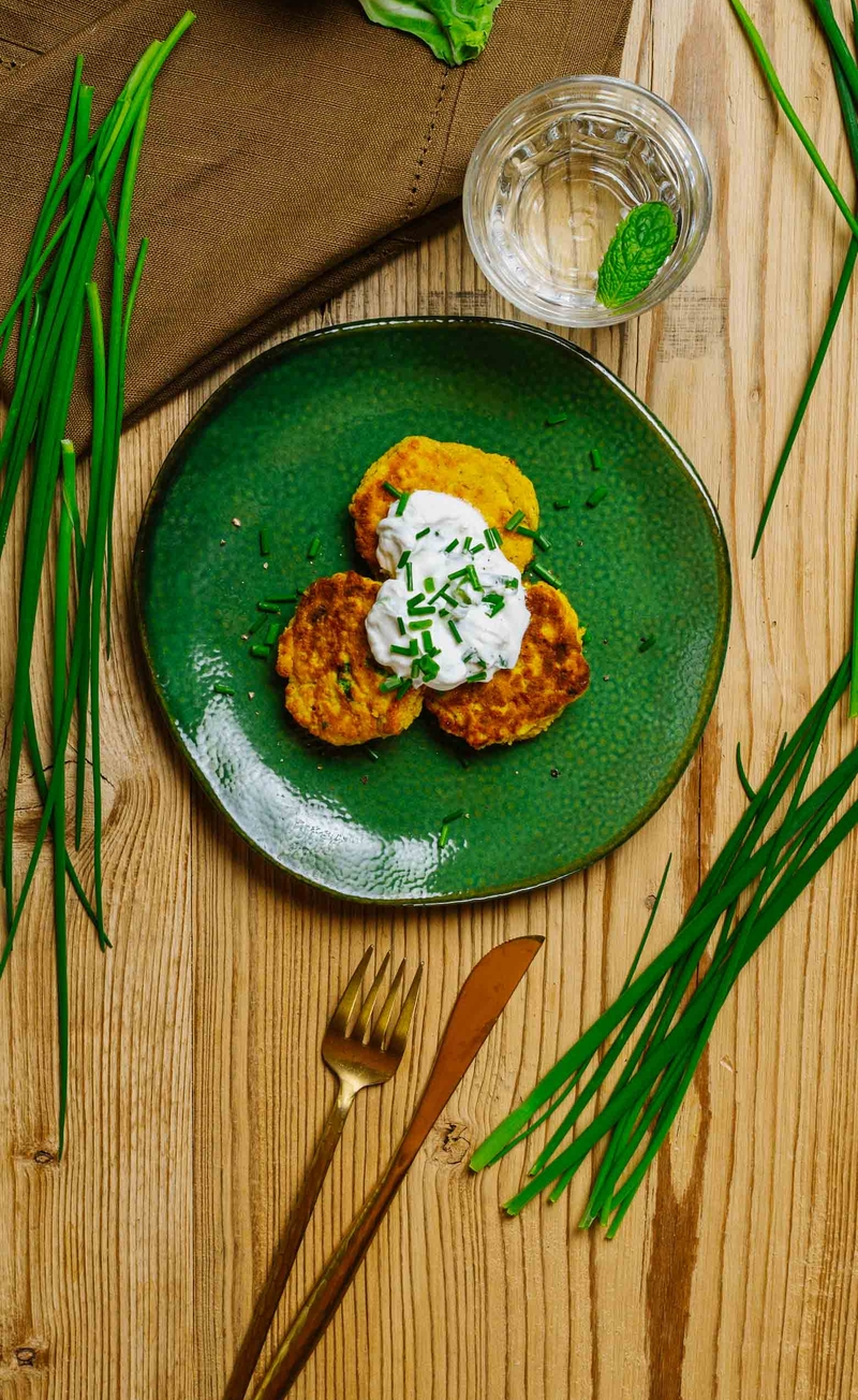 Keto kalafiorowe hash browns, kwaśna śmietana ze szczypiorkiem