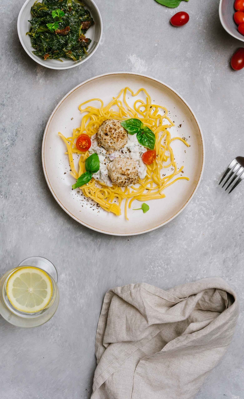 Pulpeciki drobiowe w sosie carbonara, bezglutenowe spaghetti, szpinak blanszowany z suszonymi pomidorami