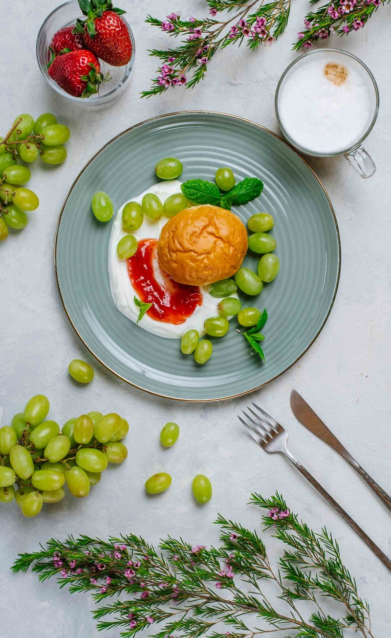 Brioche drożdżowy z twarożkiem waniliowym i dżemem truskawkowym, winogrona