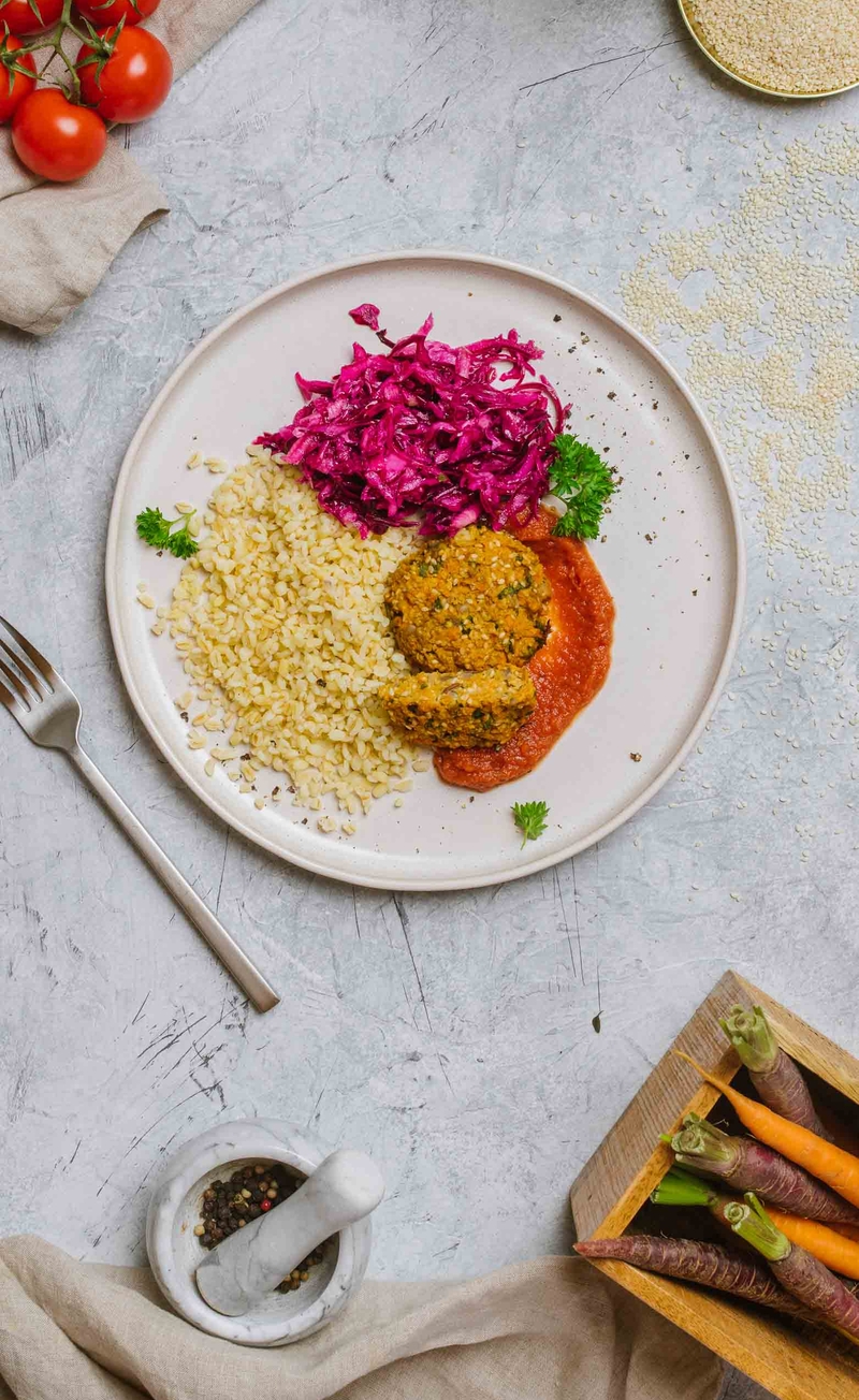 Burger ze słonecznikiem, sezamem i marchewką, sos pomidorowy, kasza bulgur, surówka z czerwonej kapusty