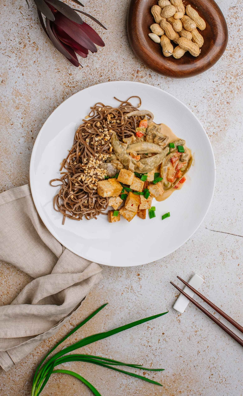 Makaron soba z tofu, groszkiem cukrowym, papryką i pieczarkami w sosie orzechowym satay