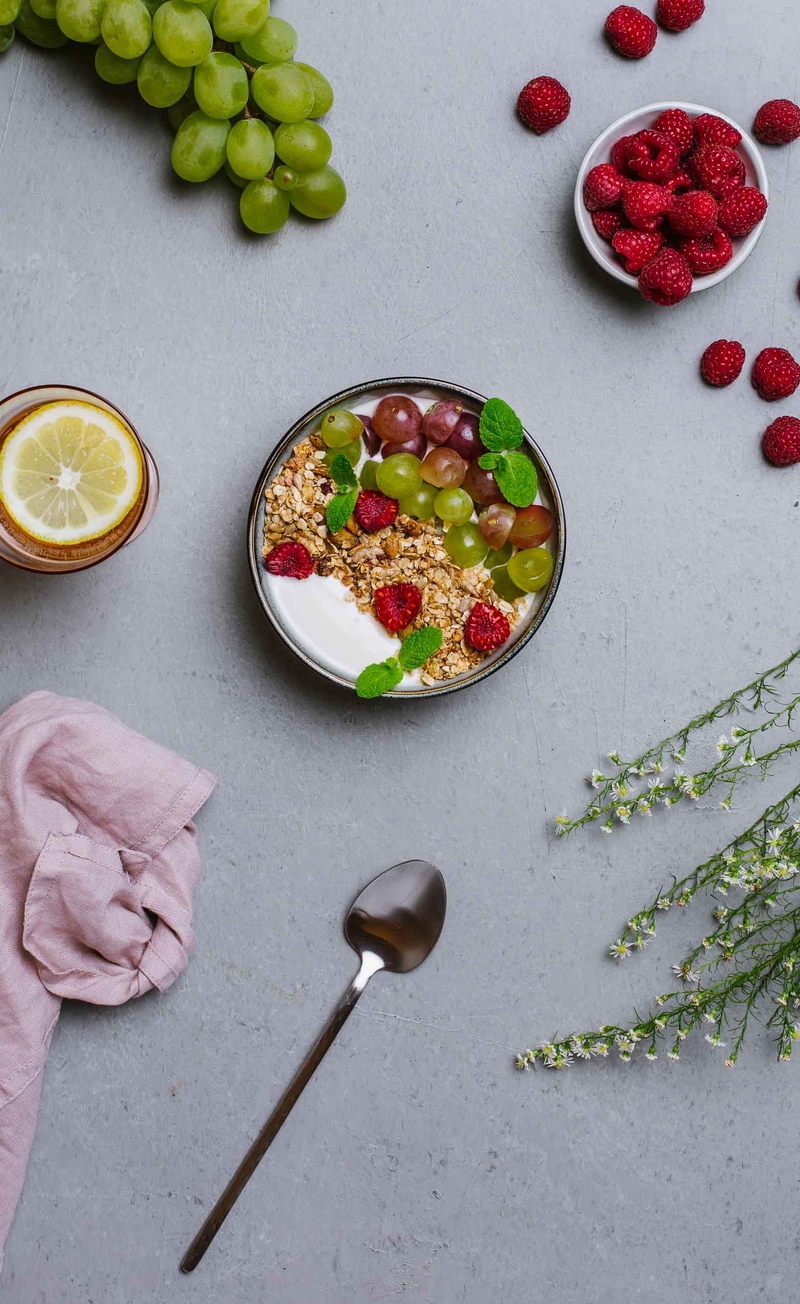 Granola z ziarnami i liofilizowanymi malinami, jogurt naturalny, winogrona