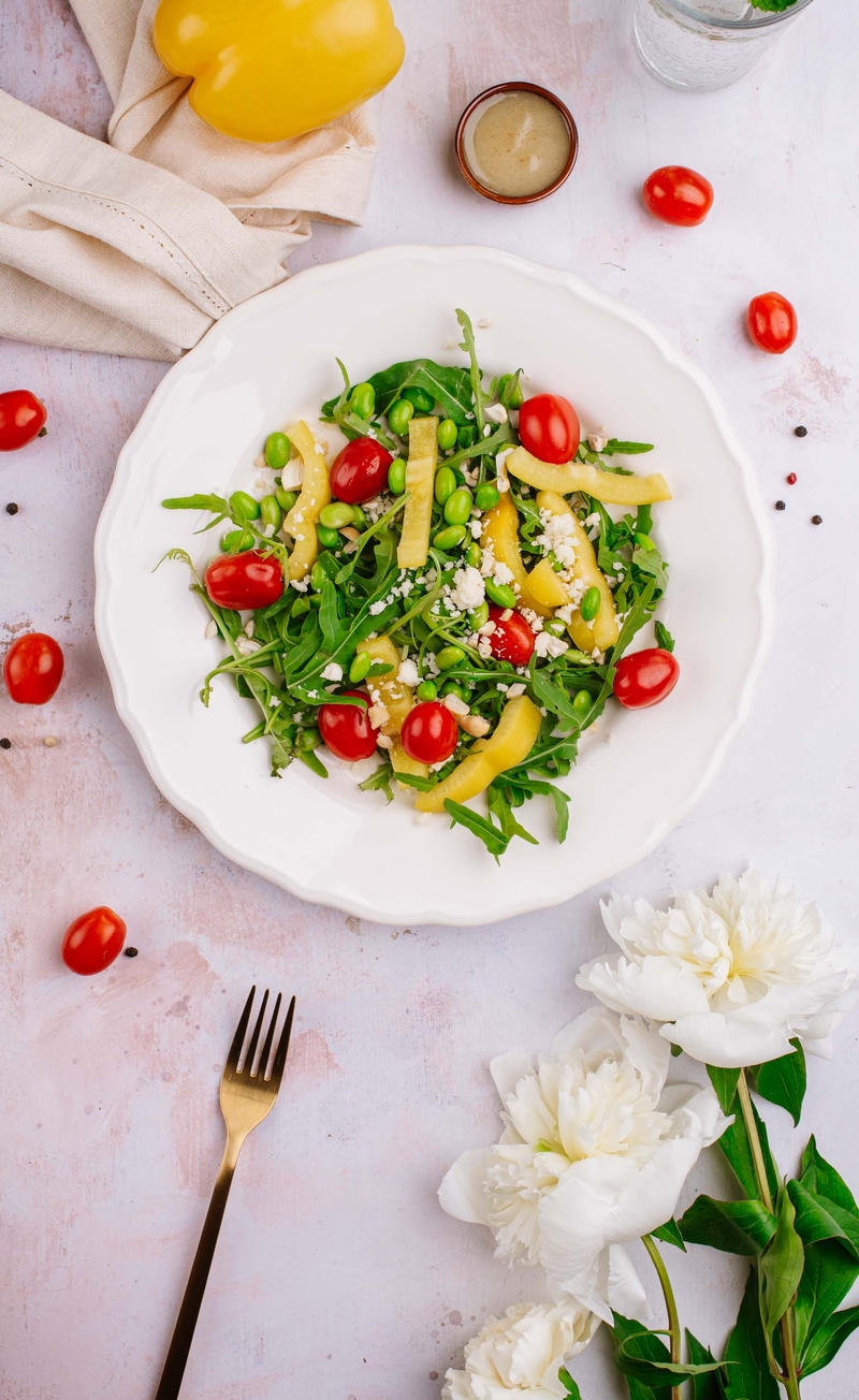 Sałatka z edamame, parmezanem, rukolą, żółtą papryką, pomidorkami i kruszonymi nerkowcami, sos winegret