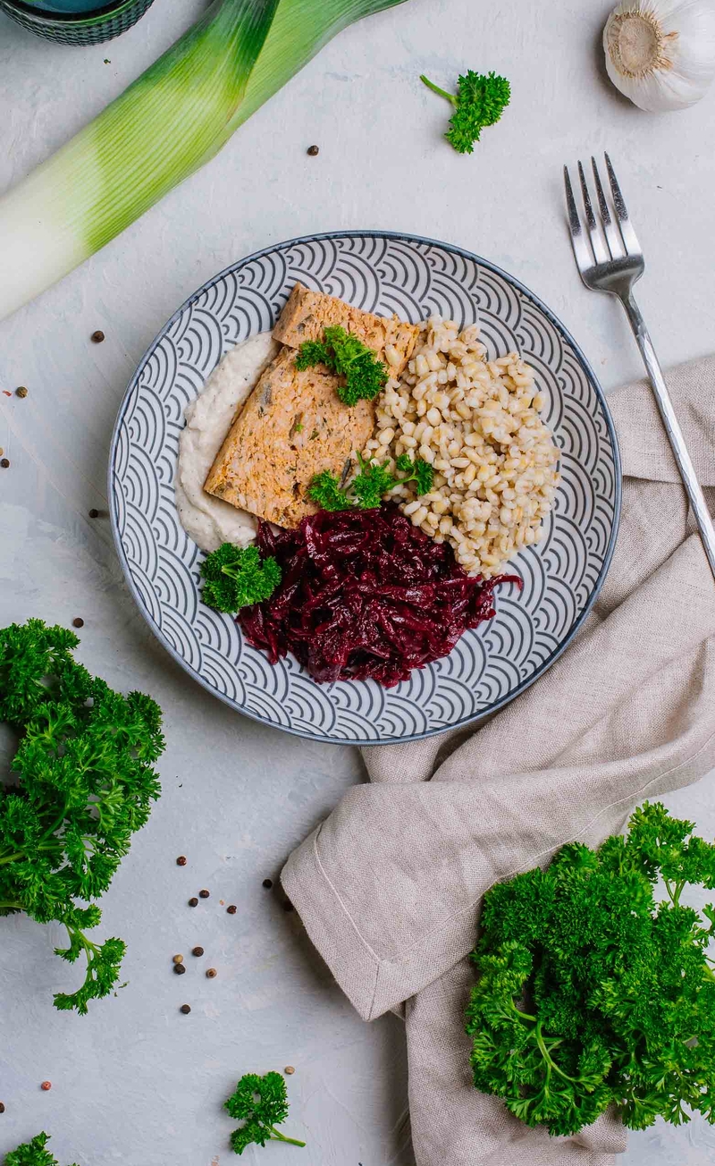 Pieczeń drobiowa w sosie porowym, kasza jęczmienna, buraczki
