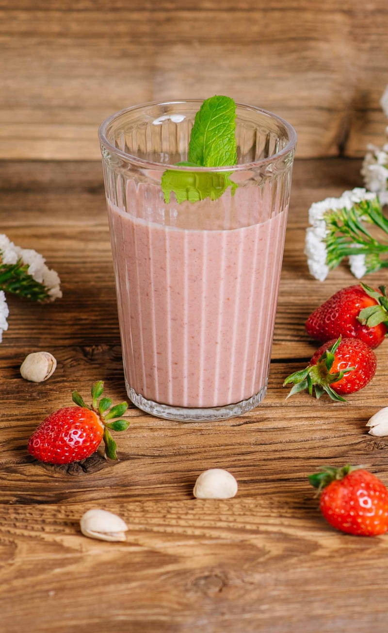Wysokobiałkowy shake truskawkowy z pistacjami
