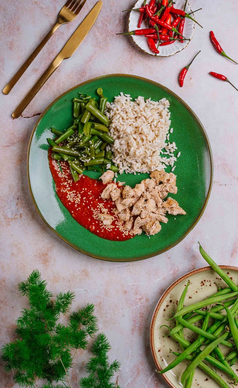 Kurczak w koreańskiej glazurze z pastą gochujang, ryż brązowy, zielona fasolka szparagowa