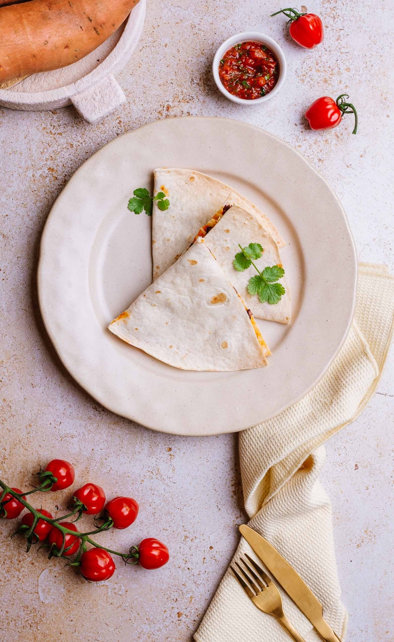 Quesadilla z batatami i czarną fasolą, salsa pomidorowa