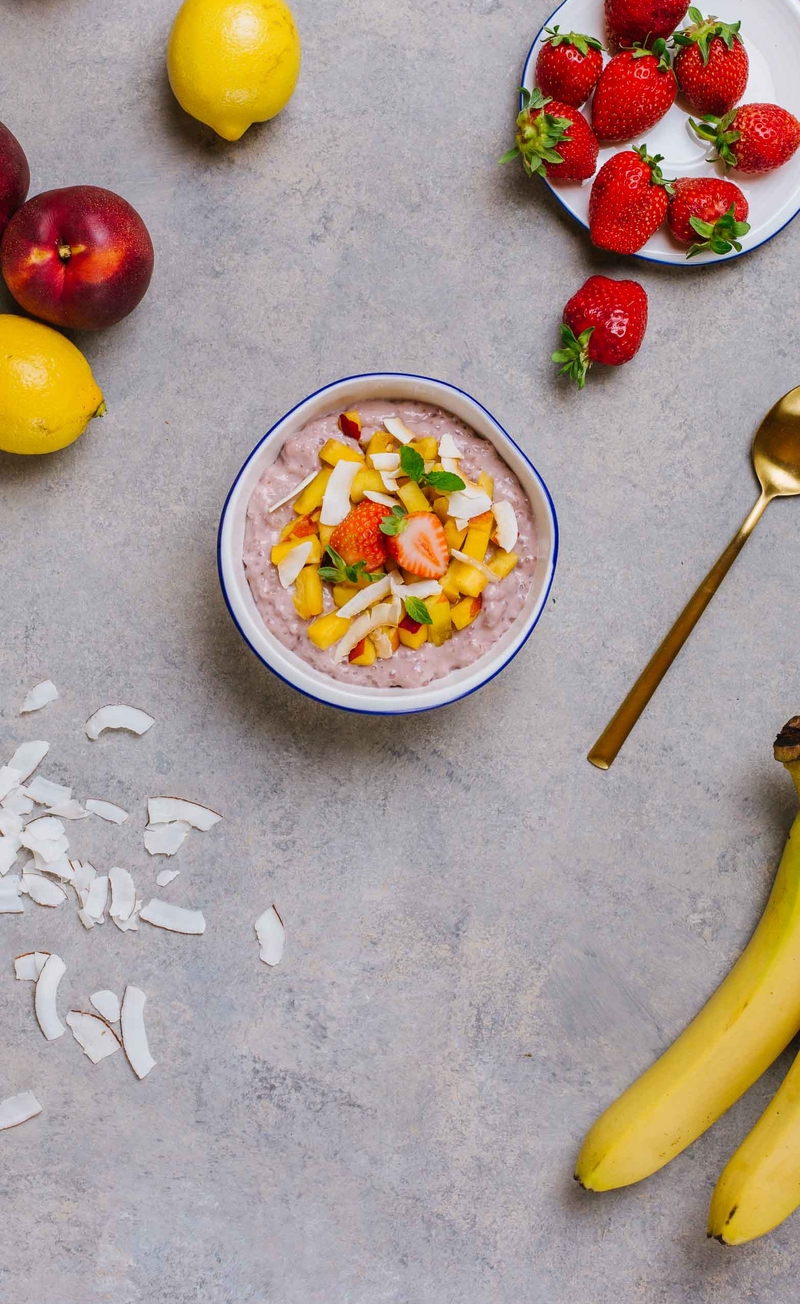Truskawkowo-bananowy pudding z tapioki z tahini, nektarynka