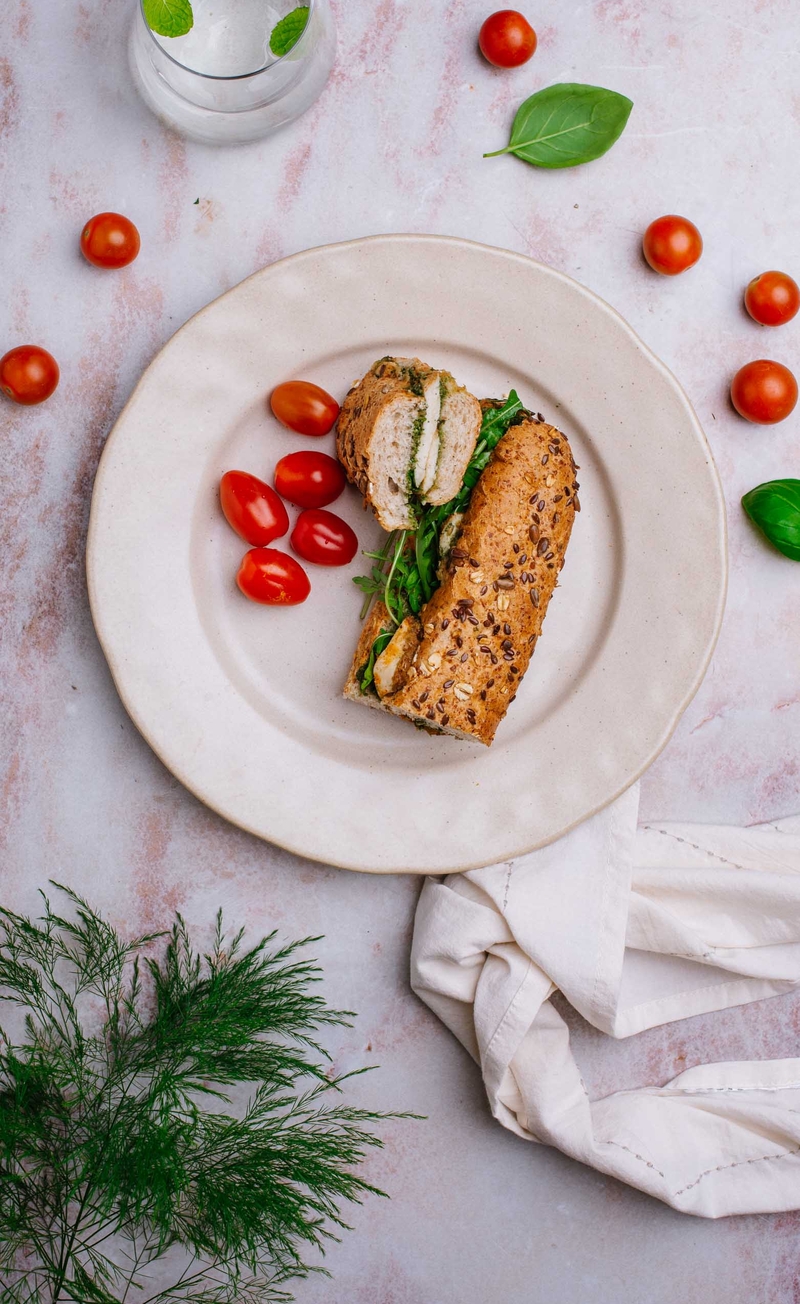 Bagietka graham z plastrami kurczaka i pesto bazyliowym, pomidorki