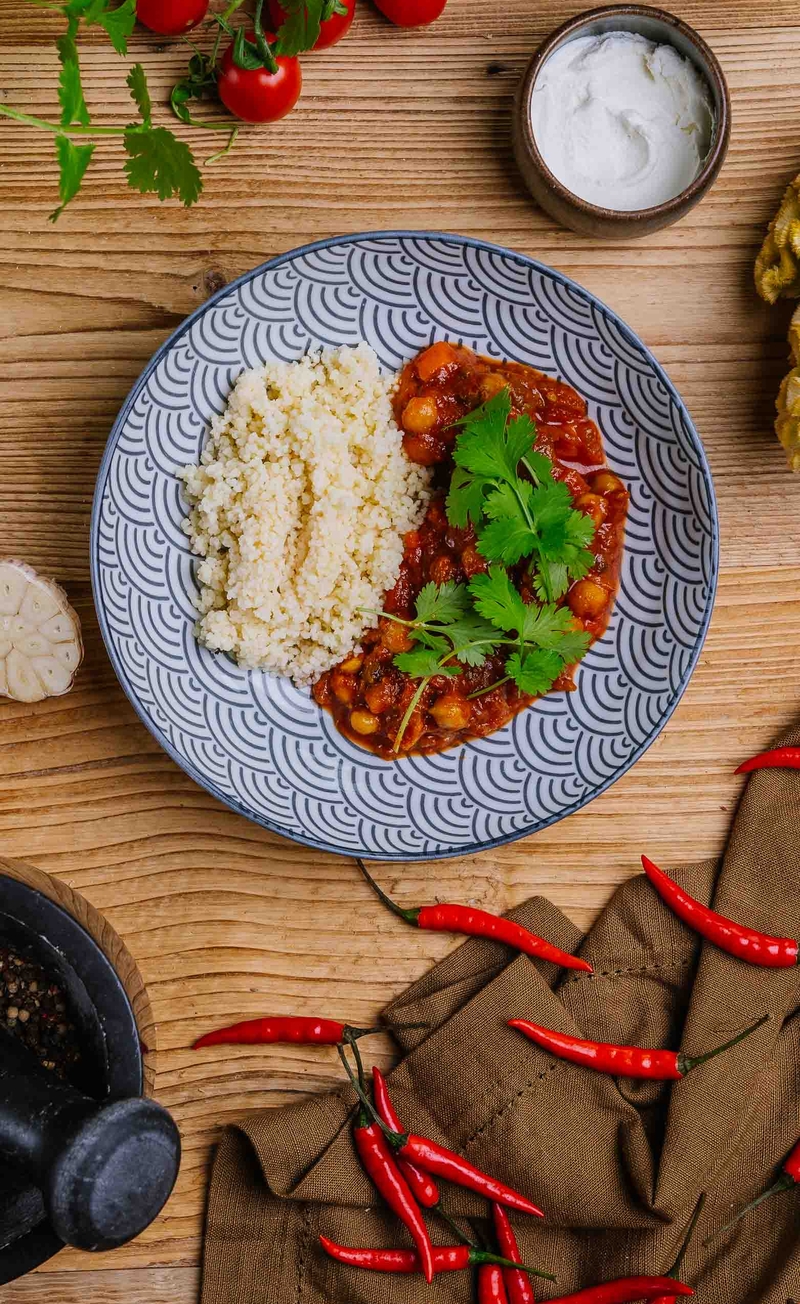 Tunezyjski gulasz z cieciorką, papryczką chilli i daktylami, labneh, cytrynowy kuskus