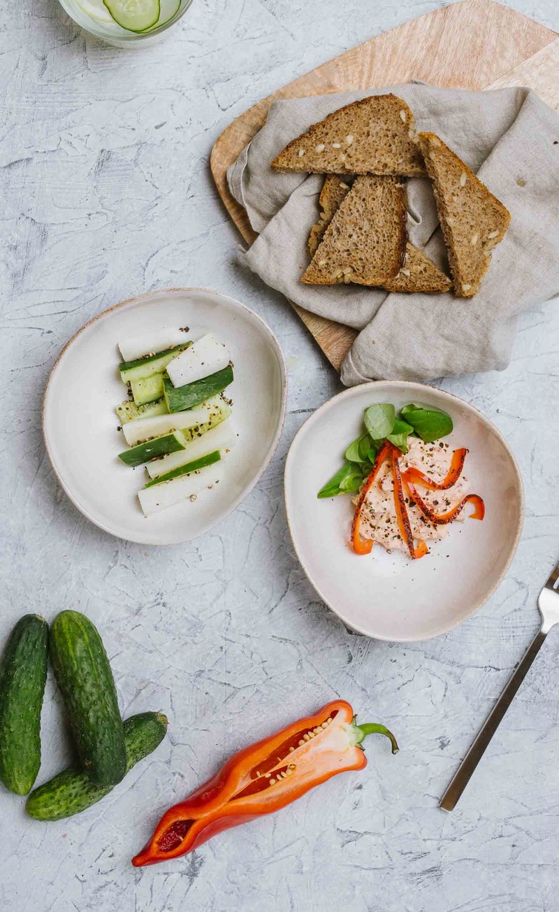 Pasta z papryki i greckiego sera, chleb razowy, świeże warzywa