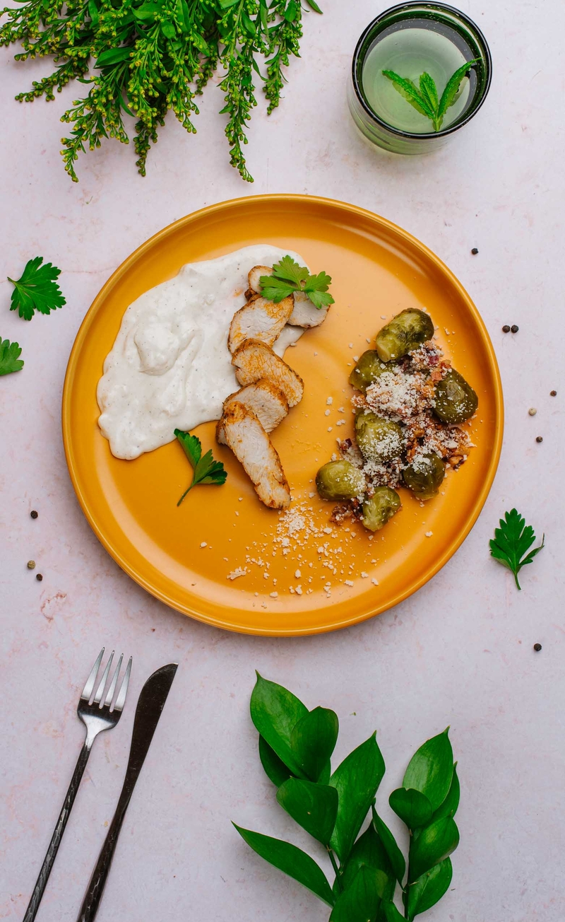 Keto indyk w sosie serowym, pieczona brukselka z boczkiem i parmezanem