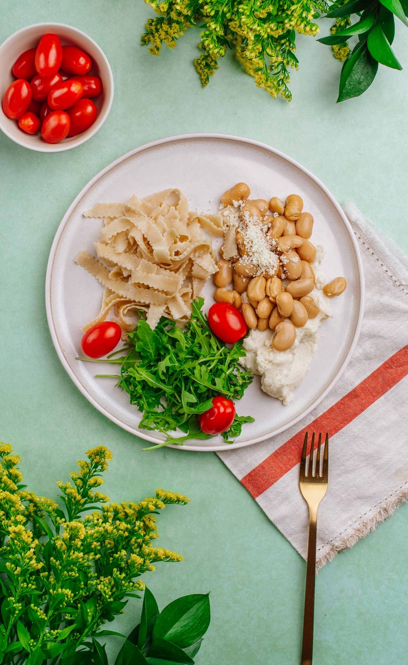 Fasolka w kremowym sosie alfredo z parmezanem, pełnoziarnisty makaron tagliatelle, rukola z pomidorkami