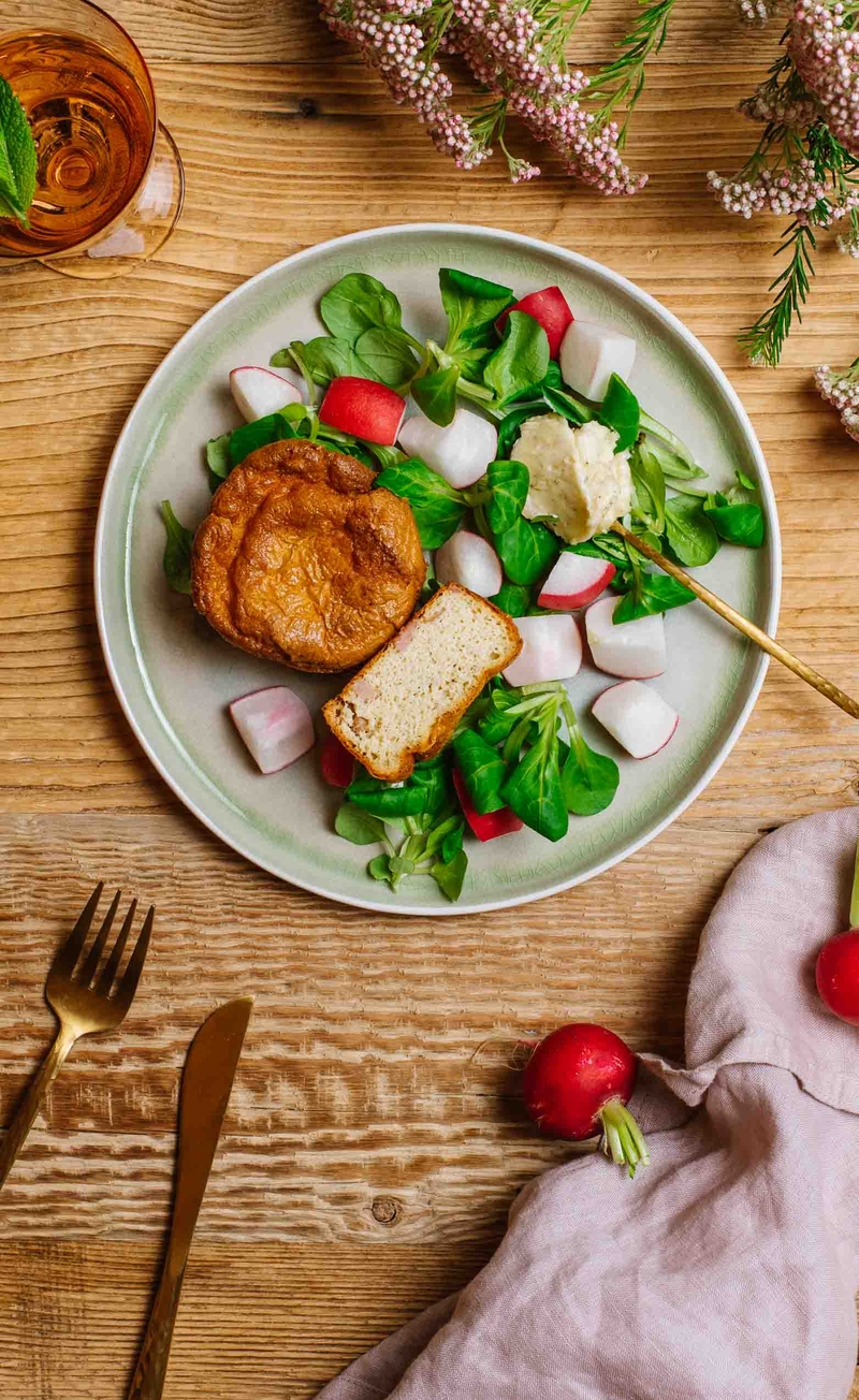 Keto bułeczki popovers z szynką, masełko z czosnkiem, rzodkiewka z roszponką