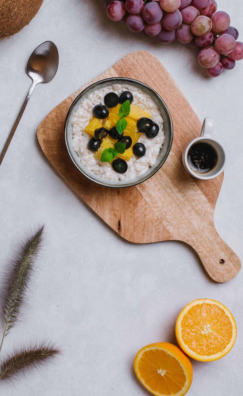 Pudding z tapioki na mleku kokosowym z pomarańczą i winogronami