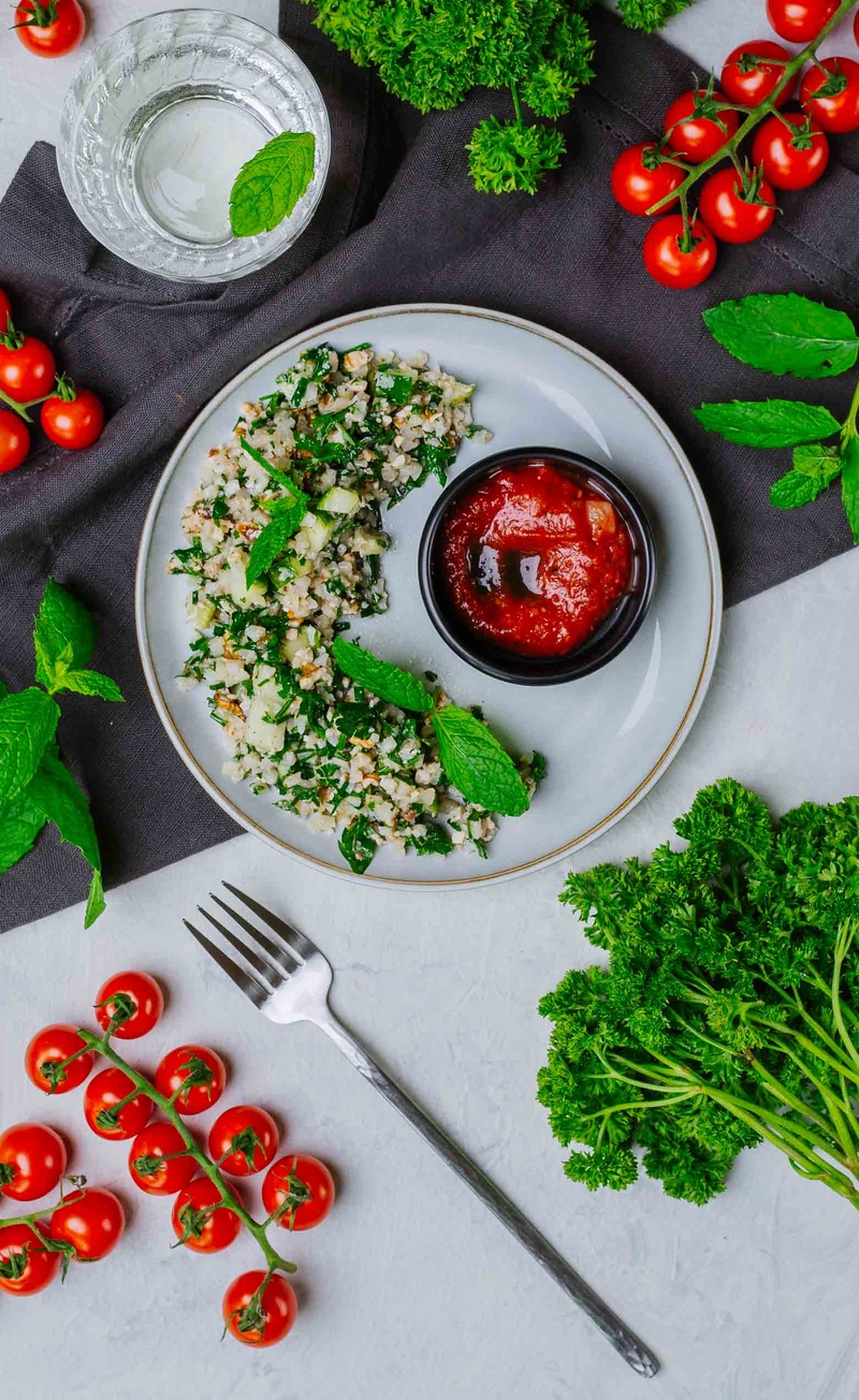 Keto tabbouleh kalafiorowy z orzechami i aromatyczną oliwą