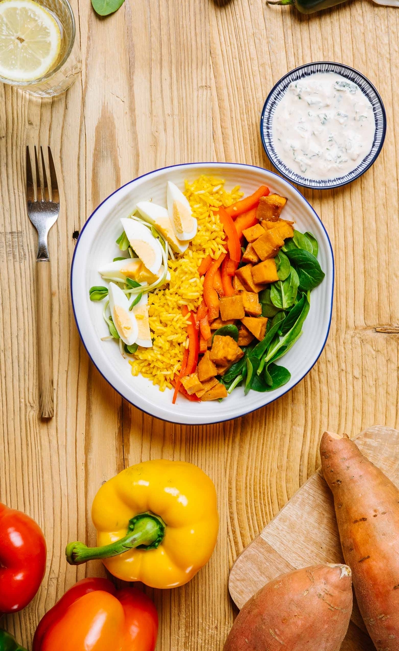 Chipotle tahini bowl z batatami, ryżem w kurkumie, szpinakiem i jajkiem