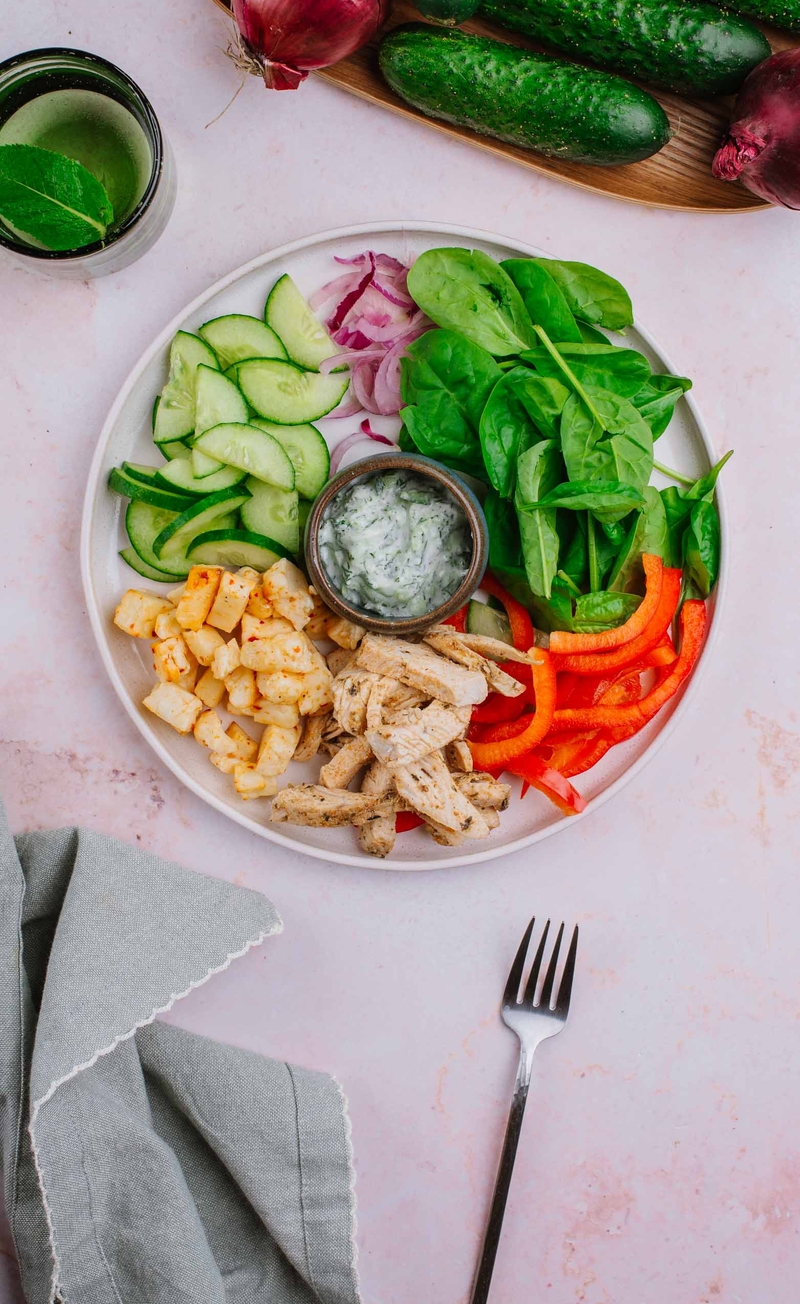 Gyro bowl z indykiem, pieczonym halloumi, papryką i czerwoną cebulą, tzatziki z koprem