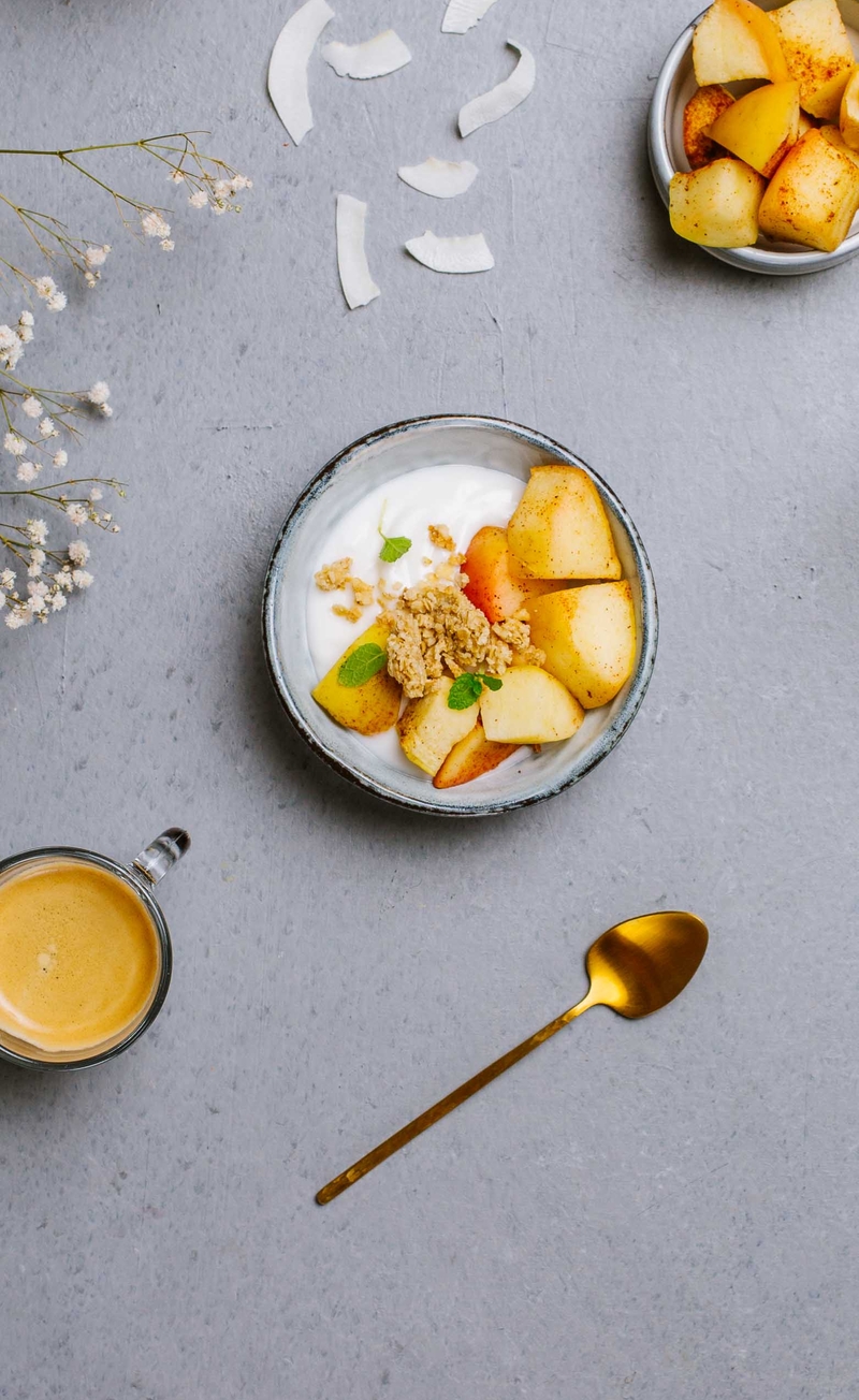 Korzenne crumble jabłkowe, jogurt kokosowy