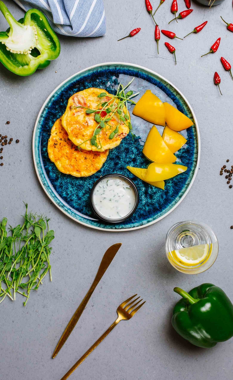 Frittata z chorizo, mozzarellą, pomidorkami i chili, sos jogurtowo-ziołowy, papryka