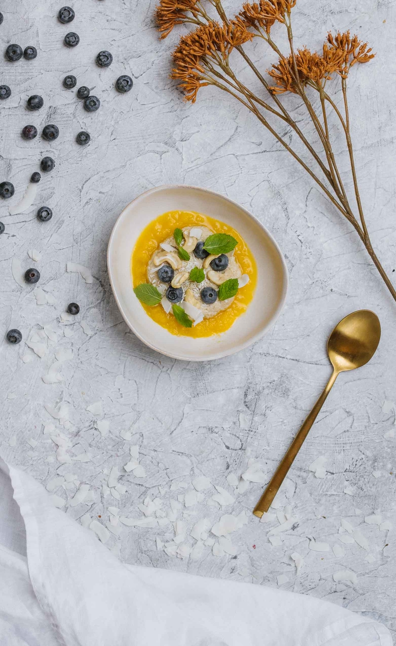 Owsianka kokosowa z borówkami i orzechami nerkowca, mus ananas-mango