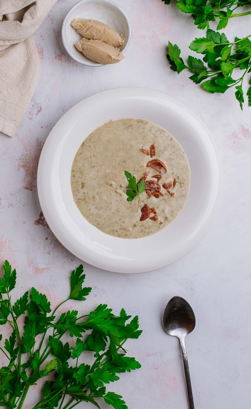 Keto zupa szczawiowa z kiełbasą, puree pietruszkowe