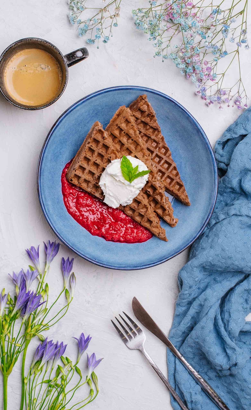 Keto gofry z kremem chałwowym, sos wiśniowy