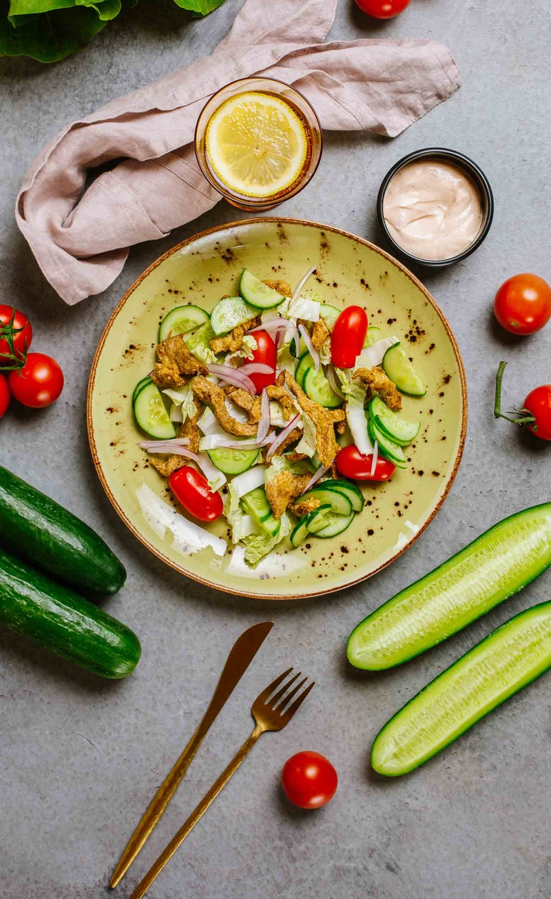 Keto sałatka a'la kebab z kapustą pekińską i smażoną wieprzowiną, sos majonezowy