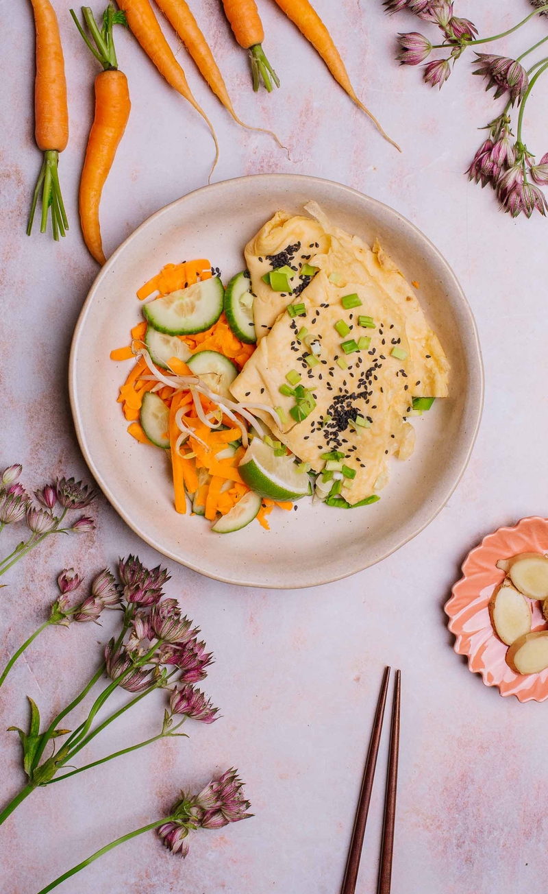 Omlet azjatycki z kremowym serkiem z wasabi, kurczakiem w sosie imbirowo-sojowym z chrupiącaymi warzywami