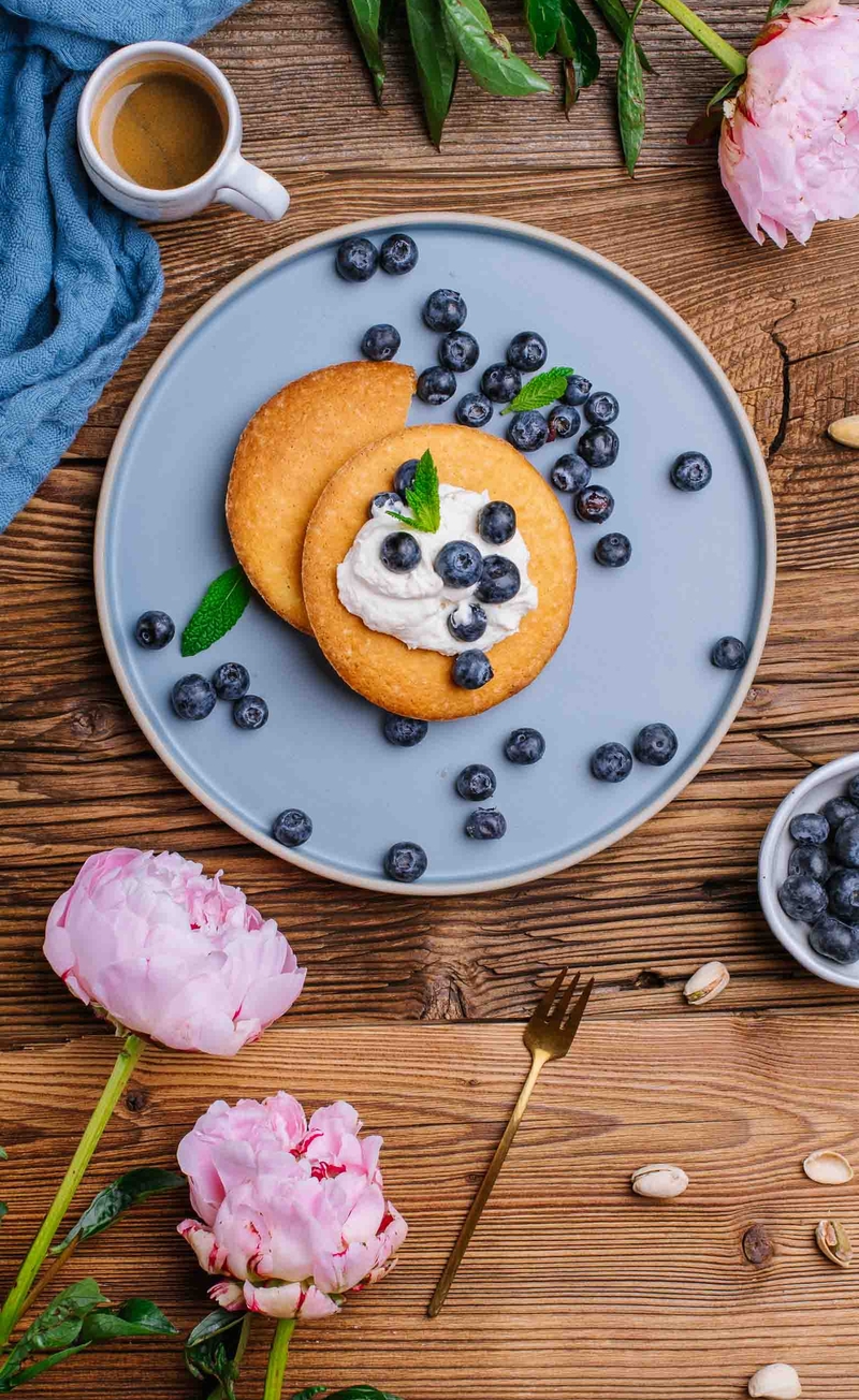 Kokosowe keto pancakes, krem pistacjowy, borówki amerykańskie