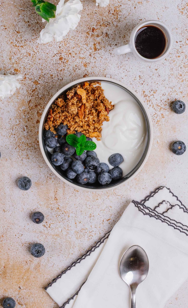 Musli z orzechami pekan i nerkowcami, jogurt naturalny, borówki