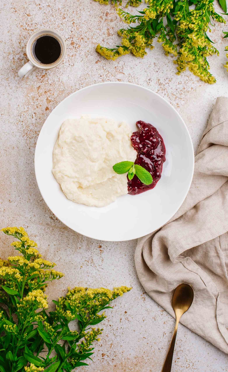 Proteinowy budyń waniliowy, sos porzeczkowy