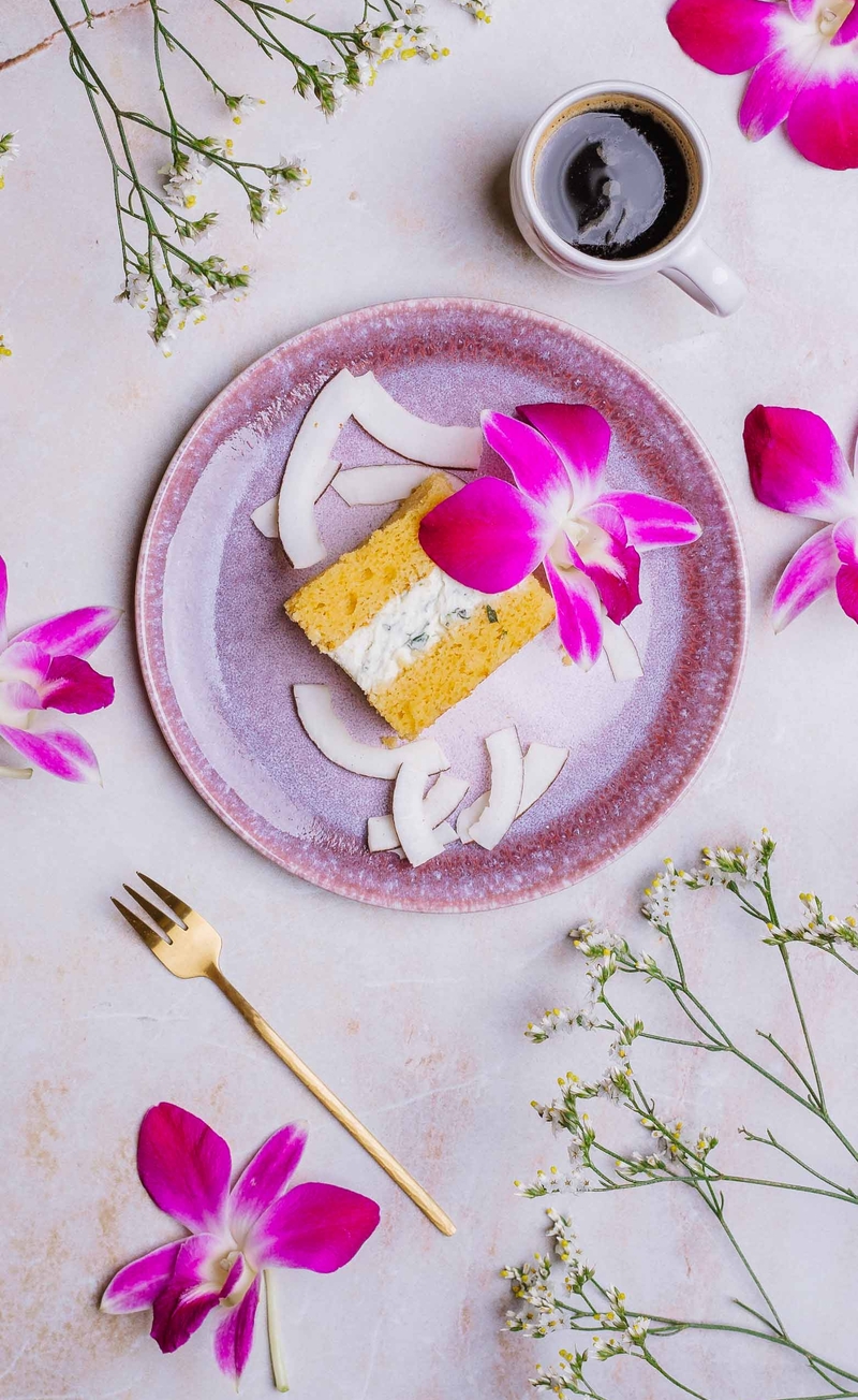 Tajskie ciasto mango z plastrami kokosa