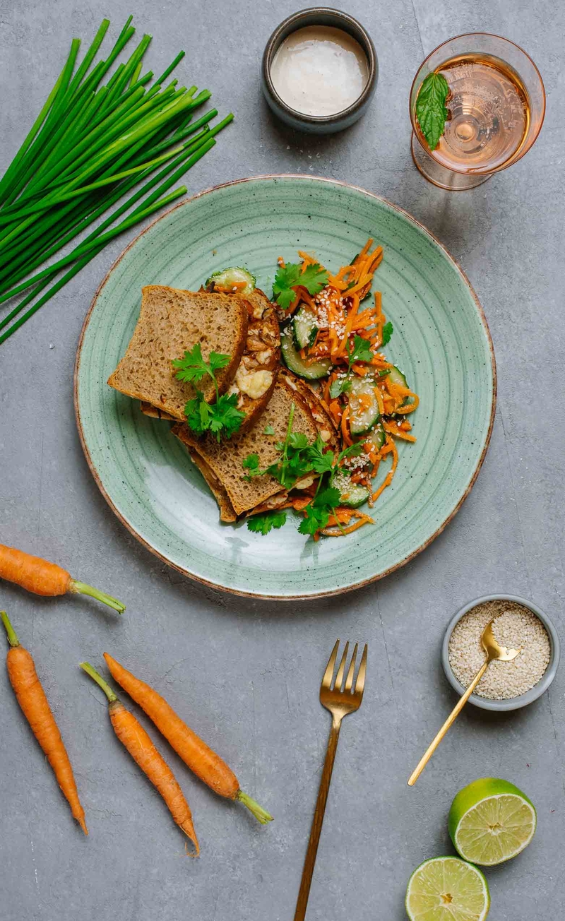 Azjatycka grzanka z serem provolone, kimchi i szczypiorkiem, miso mayo, chrupiąca marchewka i ogórki z sezamem