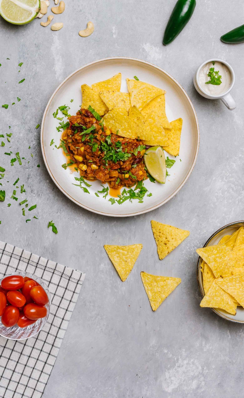Meksykańskie chilli sin carne z roślinnym mięsem z jalapeno, sojowy skyr, nachosy