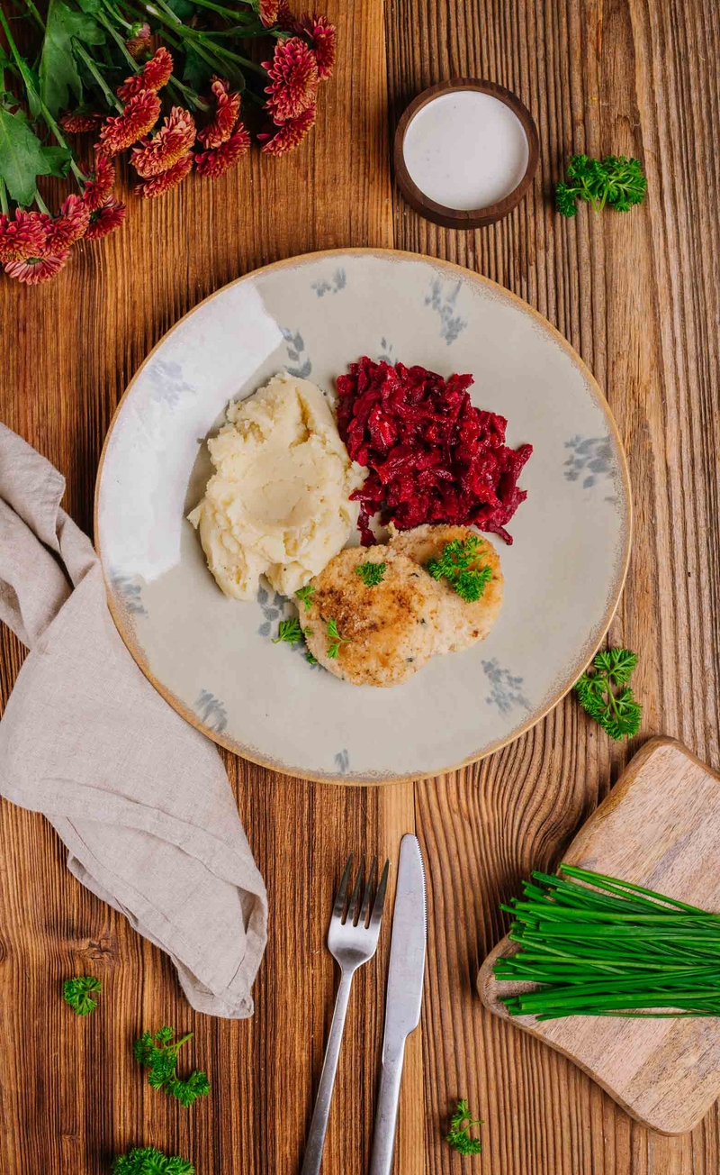 Wegańskie kotlety bezjajeczne z sosem szczypiorkowym, puree ziemniaczane, buraczki z chrzanem
