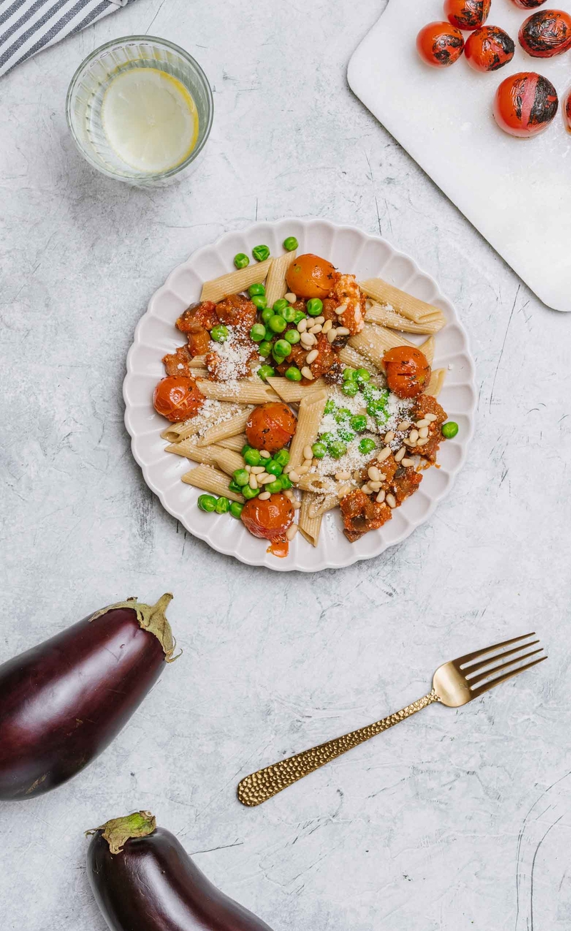 Sycylijska pasta alla norma z ricottą i bakłażanem, pieczone pomidorki z zielonym groszkiem