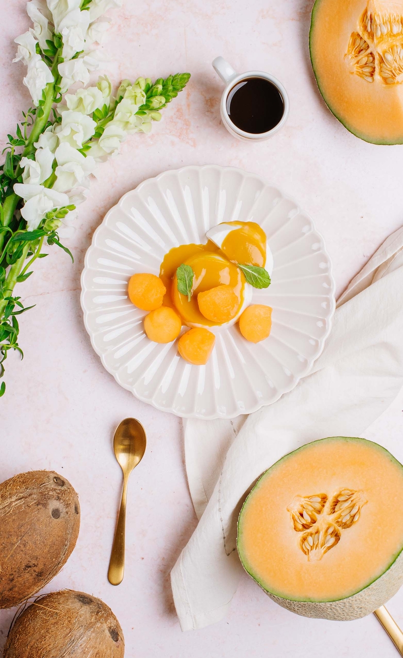 Panna cotta kokosowa z melonem i musem mango