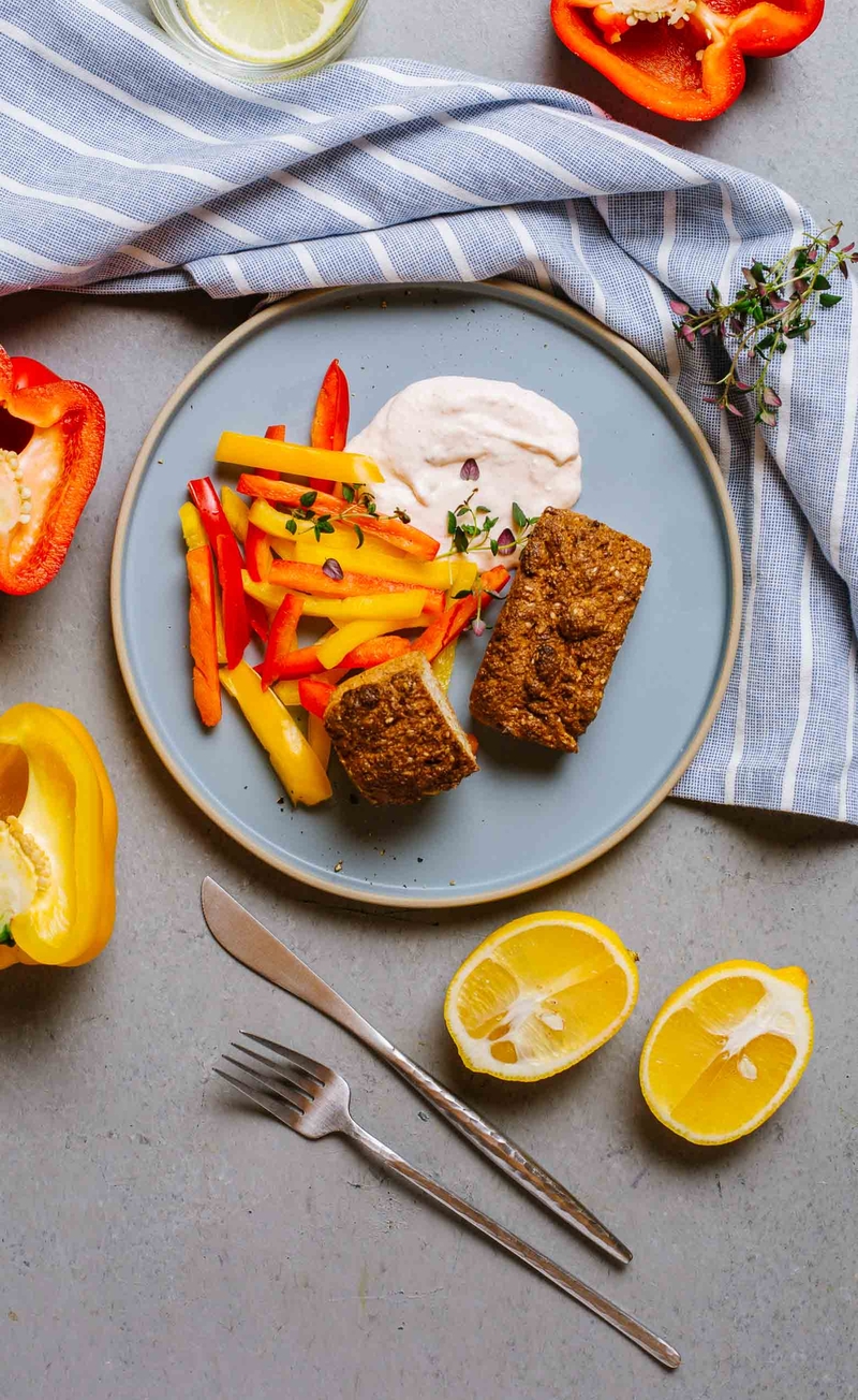 Keto chlebek z cytrynowym serkiem i wędzonym łososiem, papryka