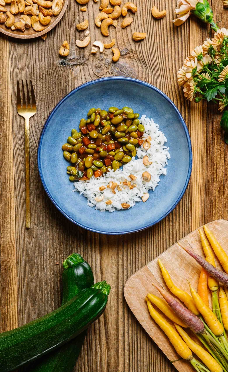 Fasolka edamame po koreańsku, ryż jaśminowy z orzechami nerkowca