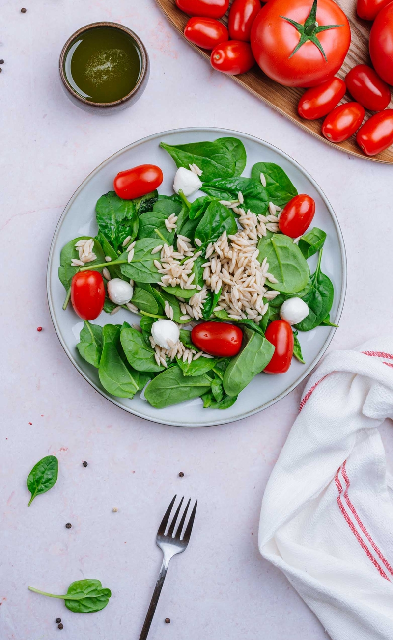 Sałatka z pełnoziarnistym makaronem orzo, mini mozzarellą, pomidorkami i szpinakiem, winegret z bazylią