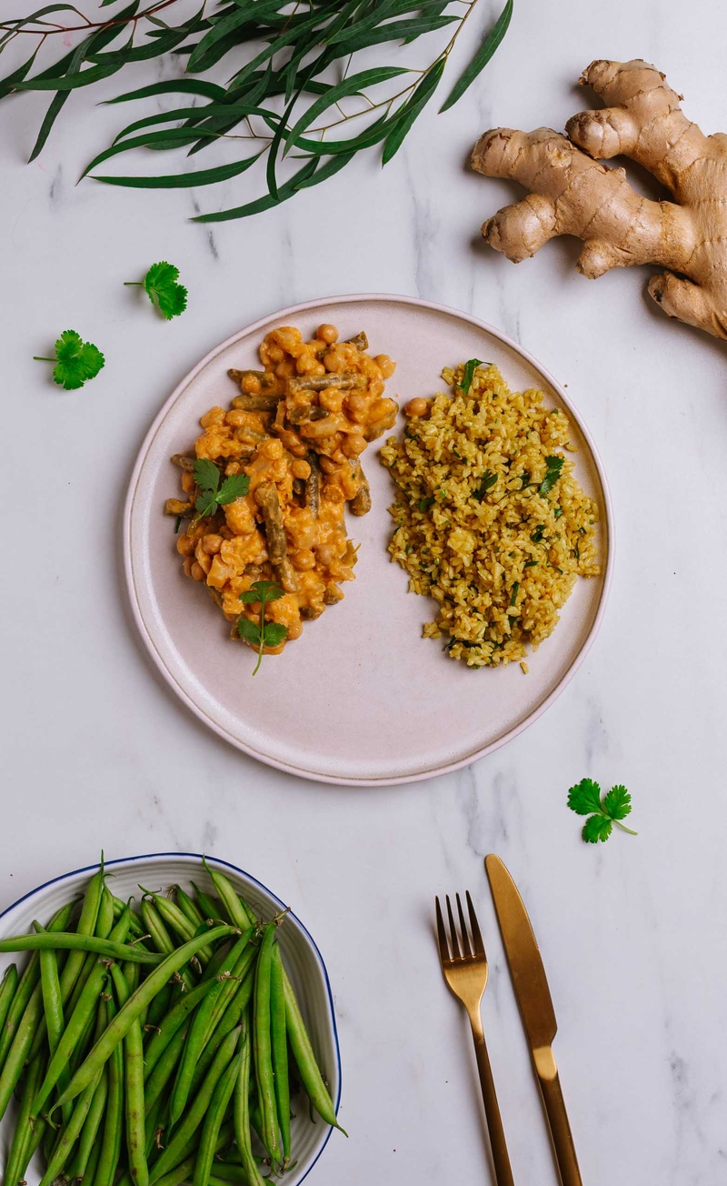 Warzywne curry z ciecierzycą, brązowy ryż z przyprawami