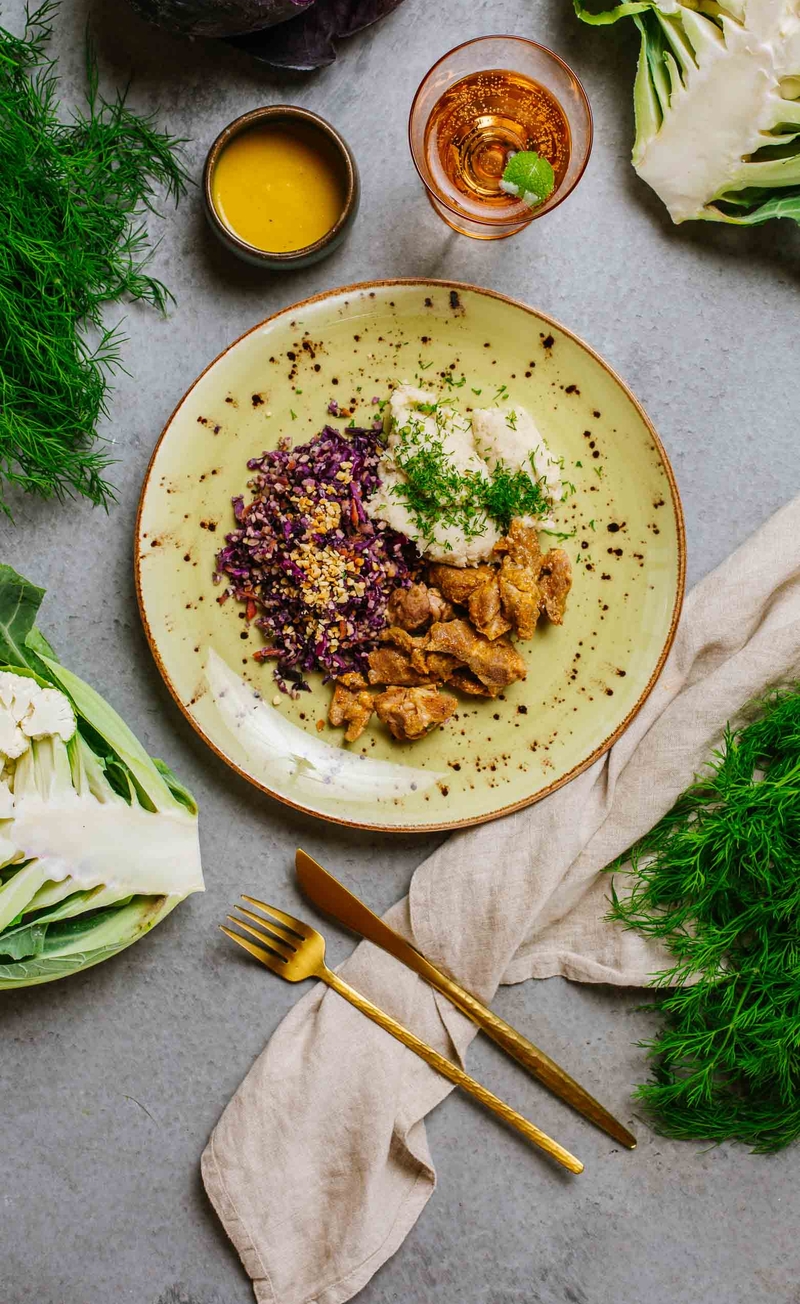 Karkówka w sosie musztardowym, keto puree kalafiorowe, surówka z czerwonej kapusty