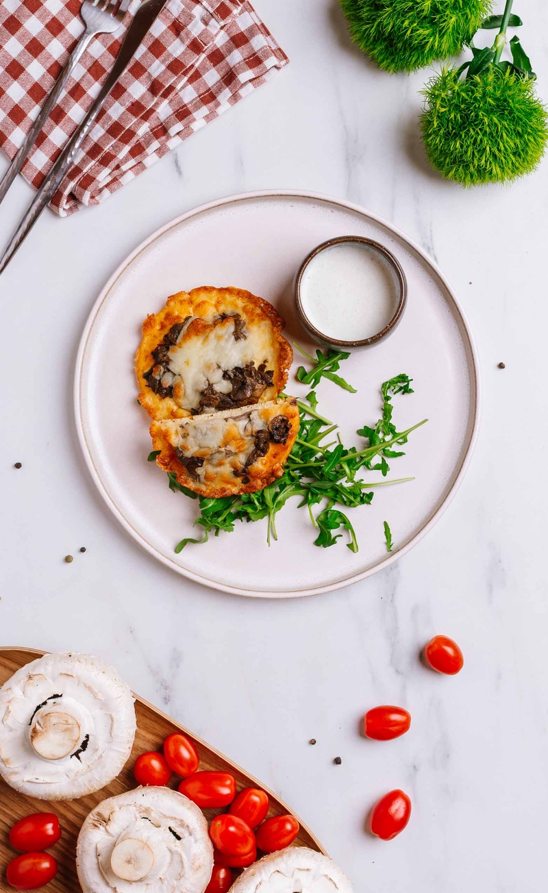 Pizzerinki serowo-jajeczne z pieczarkami, sos czosnkowy