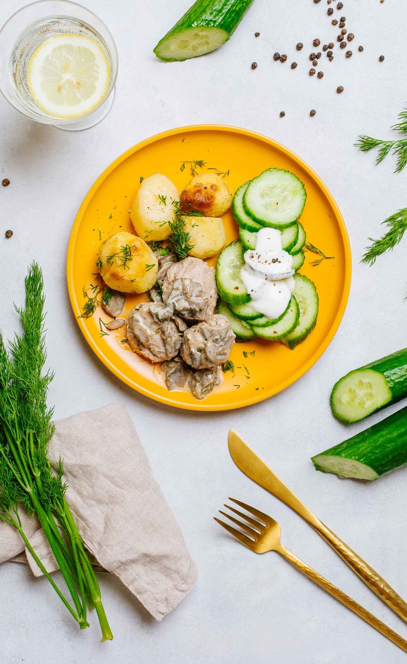 Kotlety mielone w sosie pieczarkowym, pieczone ziemniaki z koperkiem, mizeria